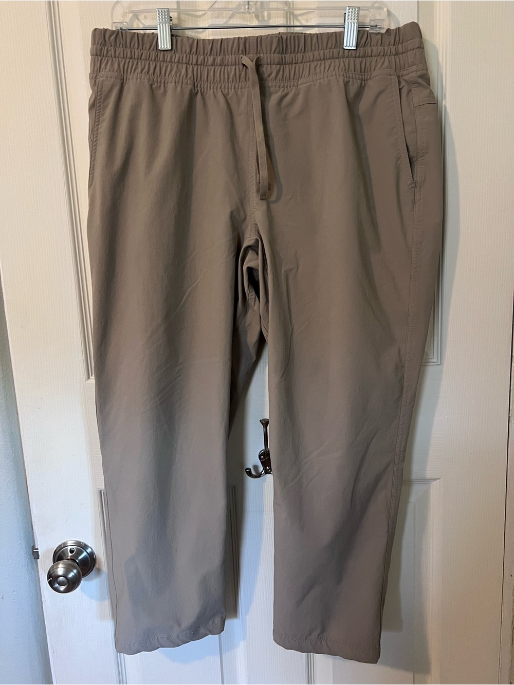 Mountain Hardware pull on hiking capri Taupe khaki size L